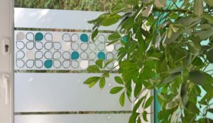 Stickers décoratif pour fenêtre motif lotus scandinave avec couleur et une plante devant la vitre