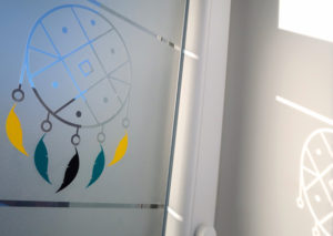 010 copie1aStickers décoratif pour fenêtre motif dreamcatcher jaune, bleu et noir