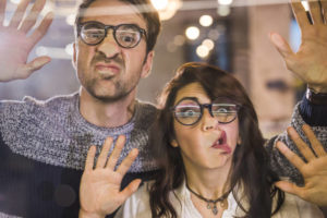 couple avec le visage collé sur une vitre