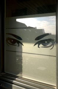 Motif eyes posé sur un fenêtre de salle de bain