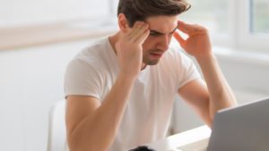 homme qui se concentre au télétravail
