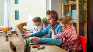 télétravailleur entouré de sa famille et de son chat