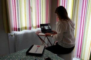femme en télétravail avec rideaux sombres